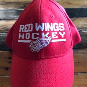 Fitted redwings hat L/XL